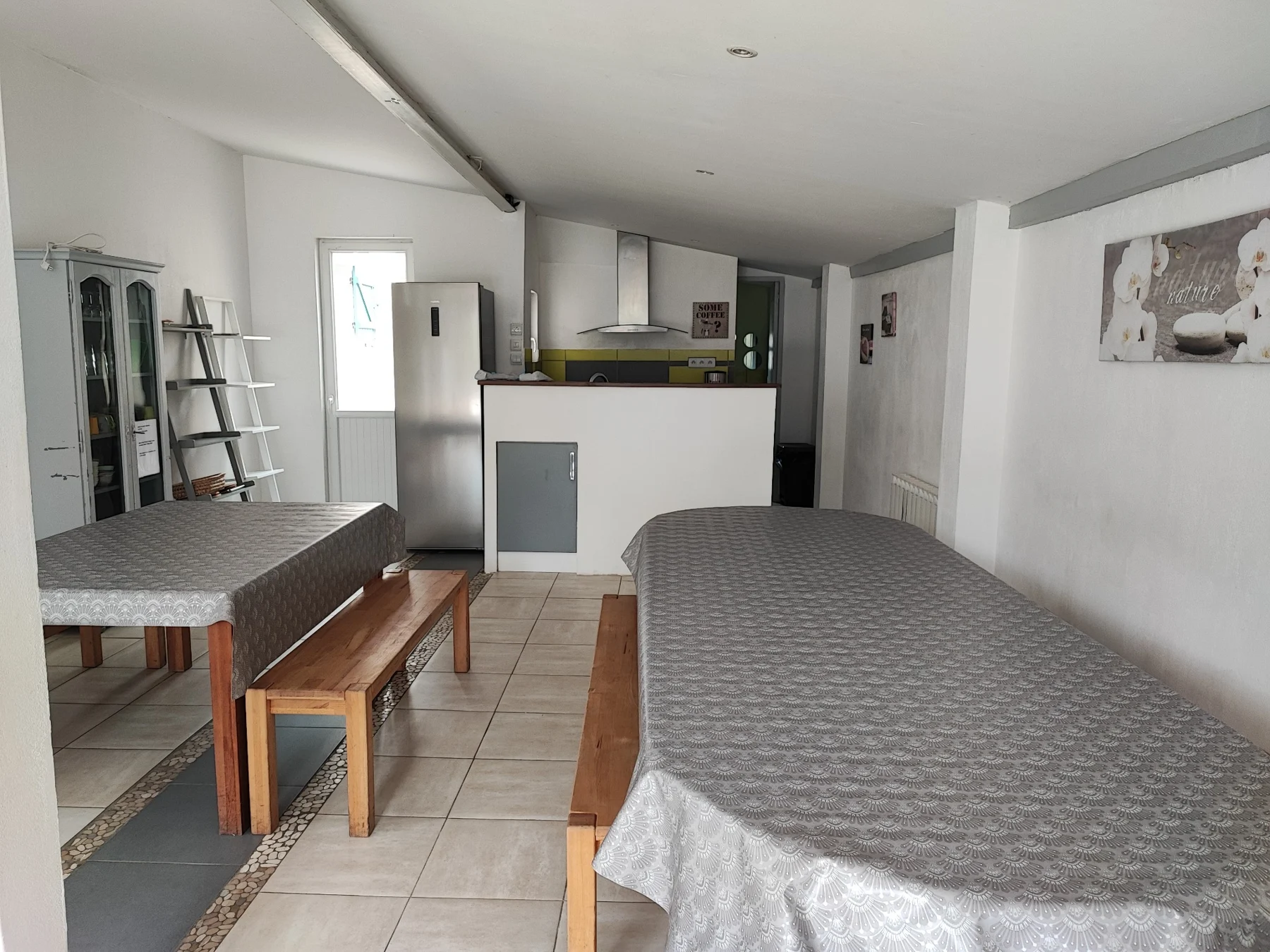 The 50 m² shared living and dining room with kitchen